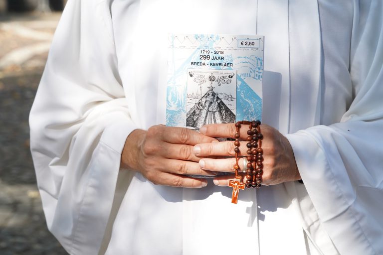 Oproep Paus Franciscus: Bid de rozenkrans