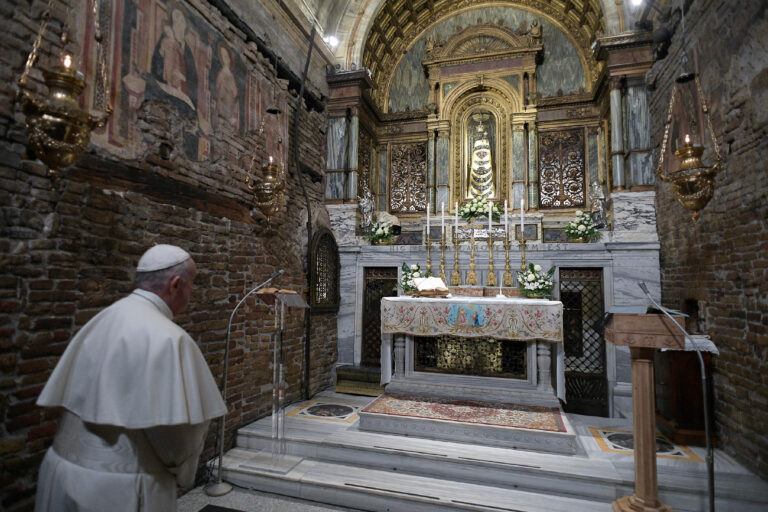 Paus Franciscus bidt tot Maria op 25 maart 2019 in het heiligdom van Loreto