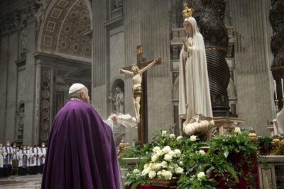 Paus Franciscus wijdt Oekraïense en Russische volk toe aan Maria