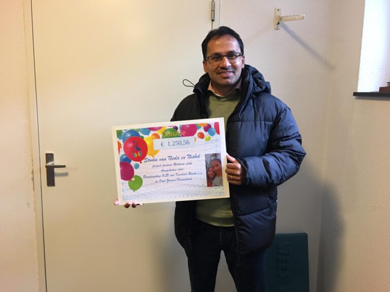 Cheque overhandigd aan pastoor Richard  Lobo