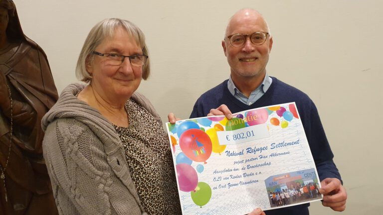 Cheque Nakivale Refugee Settlement overhandigd aan Han Akkermans.