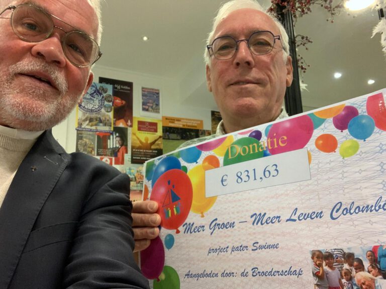 Cheque project “Meer groen, meer leven in Colombia” overhandigd aan pater Swinne.